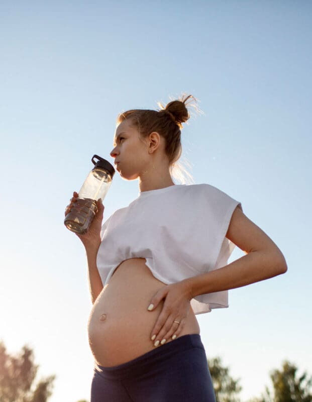 pregnant-drinking-water-in-the-summer